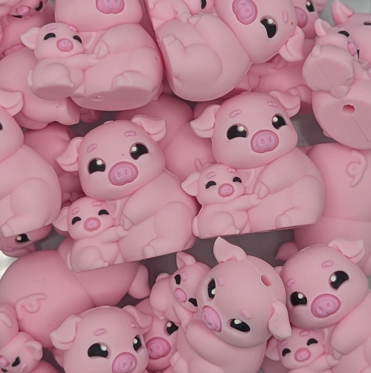 Mama and baby pig 3d focal